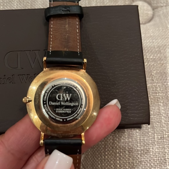 Daniel Wellington black leather watch - Picture 5 of 5